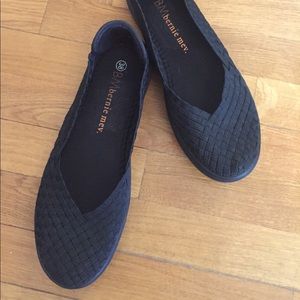 BERNIE MEV black flats total stretch size 7.5